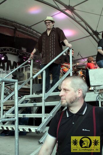 King Hammond (UK) with The Saloon Soldiers 16. This Is Ska Festival - Wasserburg, Rosslau 22. Juni 2012 (33).JPG